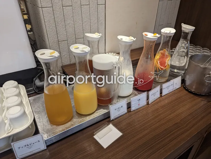 ドリンクコーナー。各種ジュースやお茶のカラフェが並ぶ。