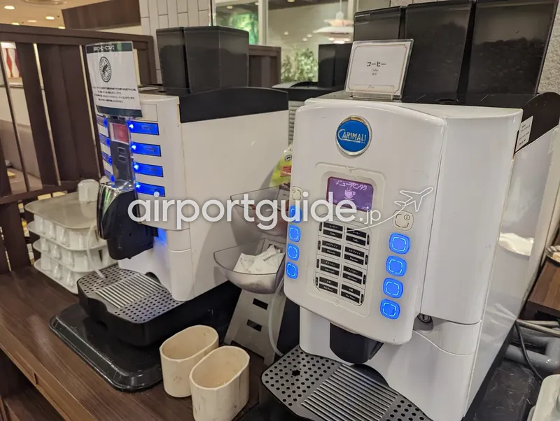 コーヒーコーナー。全自動エスプレッソマシン（CARIMALI）が置かれる。