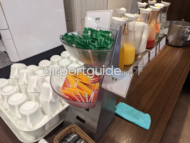お茶コーナー。緑茶と紅茶のティーバッグ、伏せた白いカップが並ぶ。