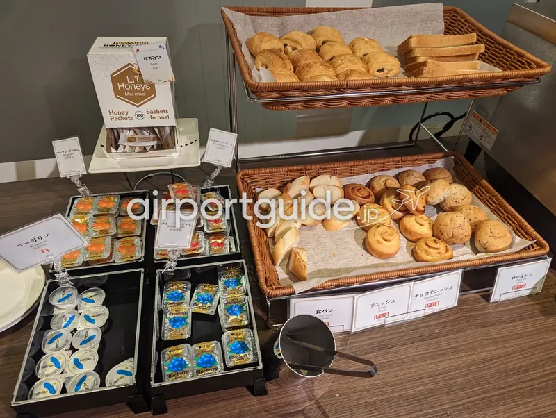 シリアルコーナー。3本の円筒ディスペンサーにチョコフレークやコーンフレークが入る。