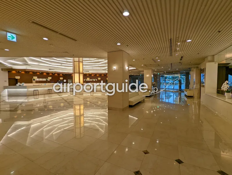 アートホテル成田のロビーとフロントを別角度から。艶やかな大理石床の広いロビーに『CASHIER』『RECEPTION』のカウンター。