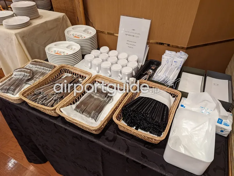セルフサービスの食器・カトラリーコーナー。