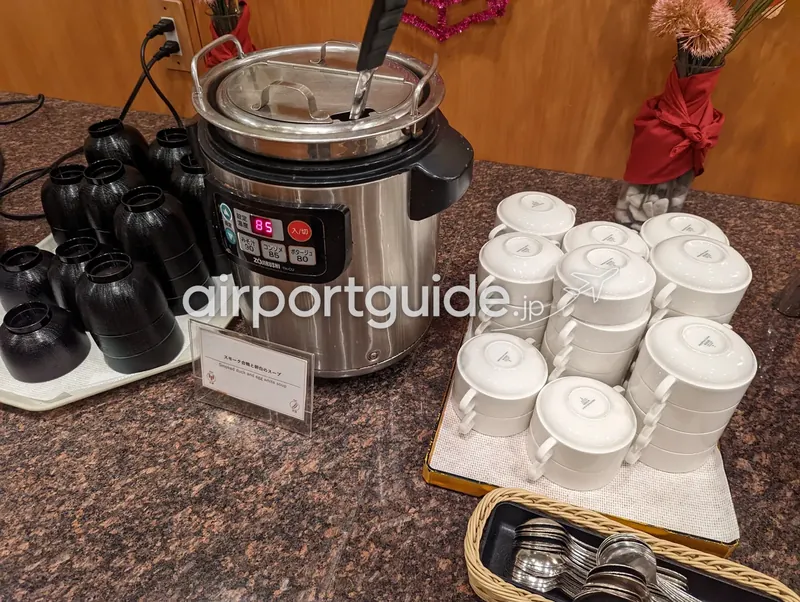 スープコーナー。象印の保温ジャーと重ねた白いカップ。