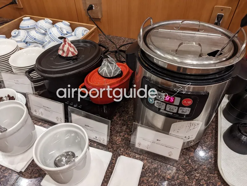 カレー・味噌汁コーナー。鋳物鍋と象印の保温ジャー。