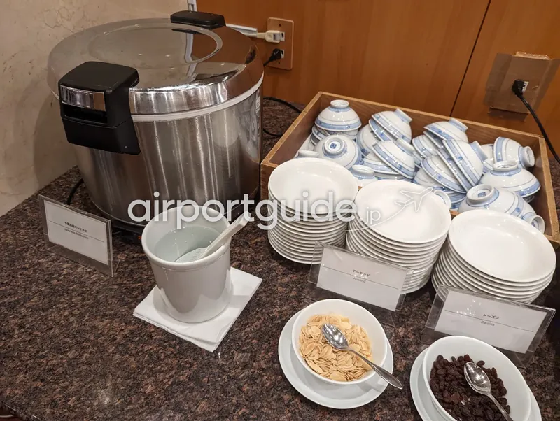 ご飯コーナー。業務用炊飯ジャーと薬味の小皿。
