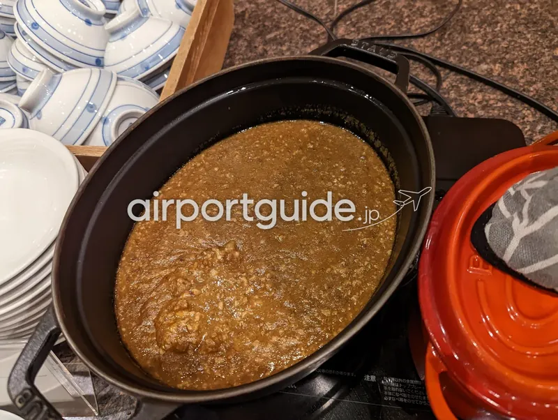 鋳物鍋に入ったキーマ風カレーのアップ。