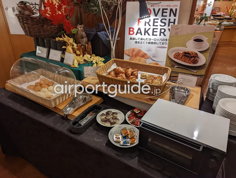 パンコーナー。『OVEN FRESH BAKERY』のPOPとパン各種。