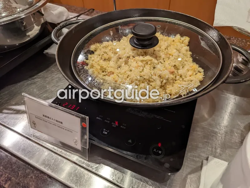 鍋で保温される高菜入り鮭チャーハンのアップ。