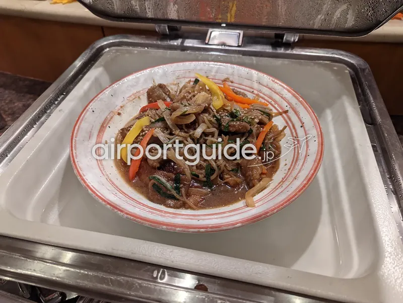 赤い縁の器に盛られたプルコギ風の牛肉炒めのアップ。