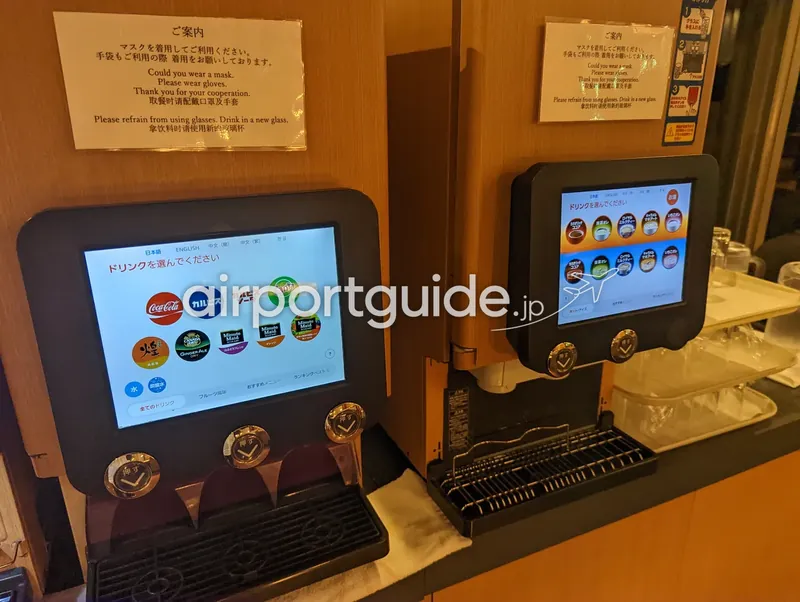 タッチパネル式ドリンクディスペンサー2台。