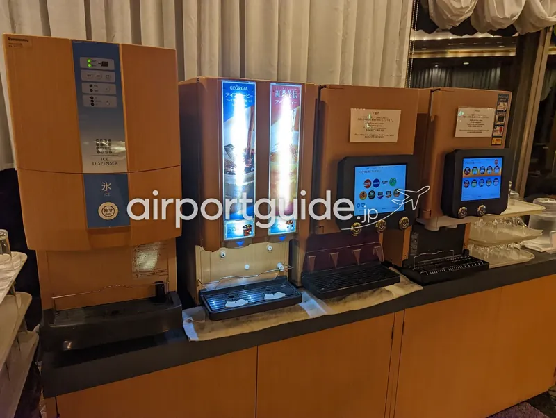 ドリンクコーナー全体。製氷機・コーヒー紅茶・ソフトドリンク機。
