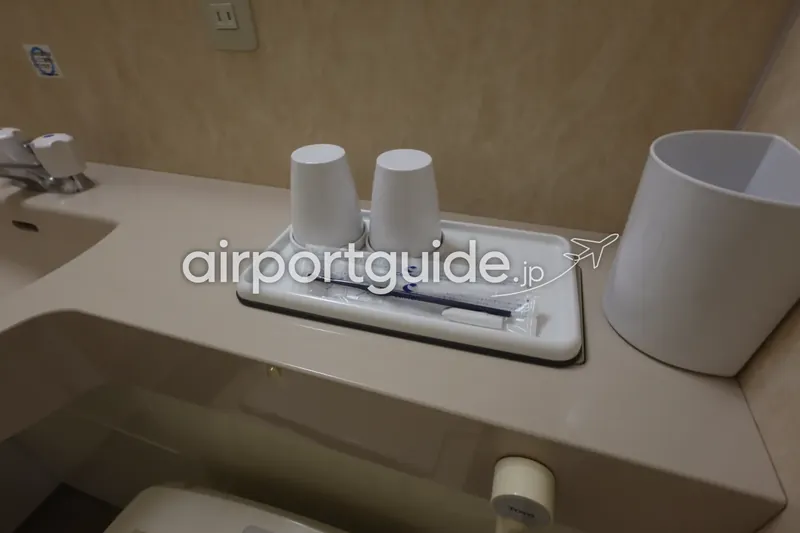 洗面台には「Comfort」ロゴの歯ブラシ。