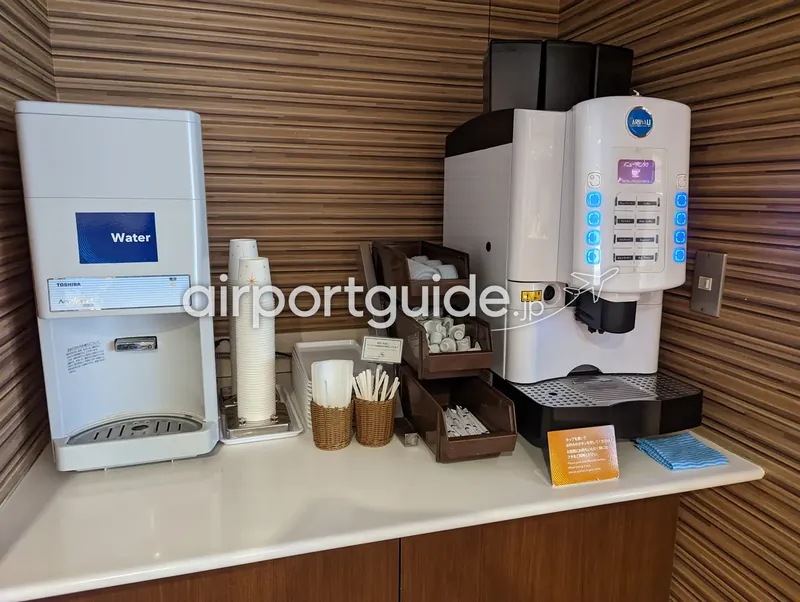 セルフのドリンクコーナー。全自動コーヒーマシン。