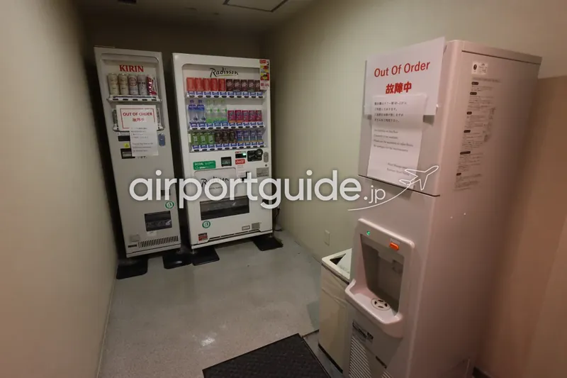 ホテル館内の自動販売機コーナー。飲料自販機2台と給水器（一部故障中）。