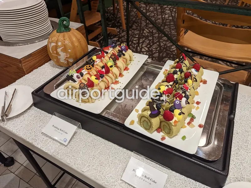 ハロウィン装飾のロールケーキ2種（プリンロール・ピスタチオロール）。