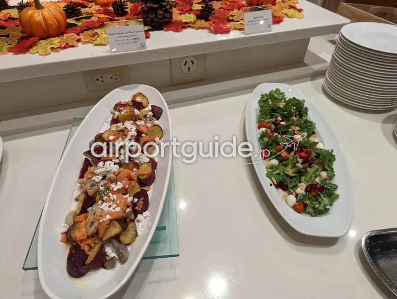 スモークサーモンと根菜のカッテージチーズ和え、ケールサラダのクローズアップ。