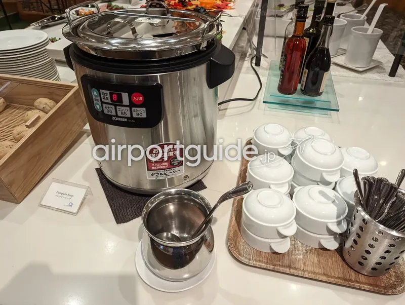 スープコーナー。象印の電気スープジャーとスープカップが並ぶ。
