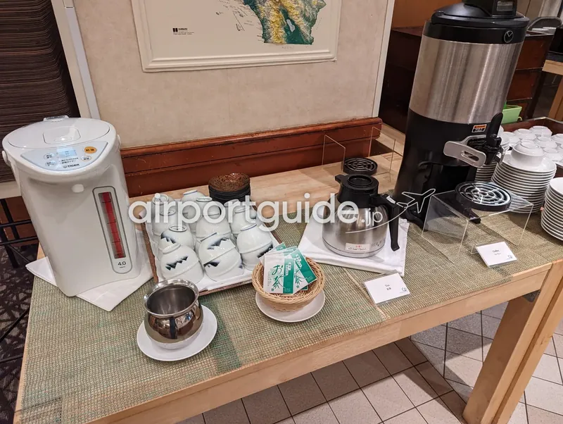 コーヒー・紅茶コーナー。給湯ポット、ティーポット、コーヒーディスペンサーが並ぶ。