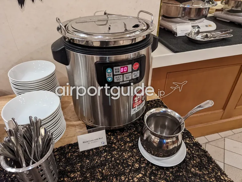 カレーコーナー。象印の保温ジャーと取り皿・レードル。