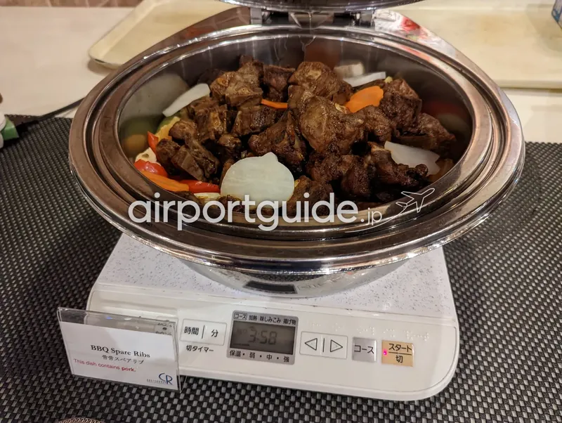 空港周辺のリゾートホテルのハロウィンビュッフェに並ぶBBQスペアリブ。保温トレーに盛られている。