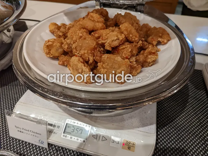 大皿に盛られたスパイシーフライドチキン。