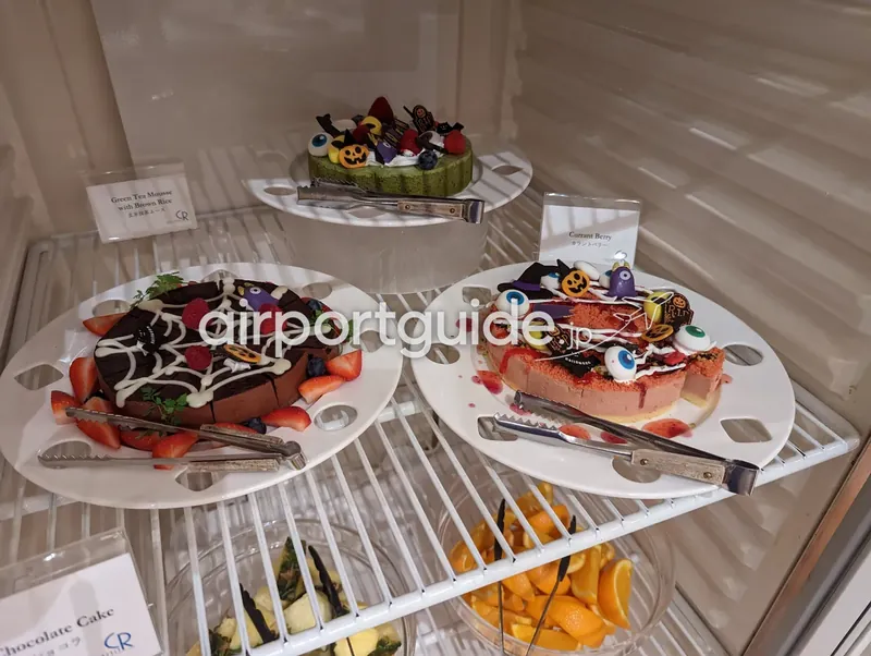 冷蔵ショーケースに並ぶハロウィン装飾のホールケーキ各種。