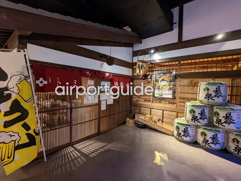 江戸町テーマの居酒屋「トミサト酒場」のセット。菰樽が積まれる。