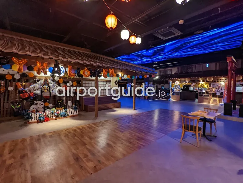 江戸町フロア全景。和風の店構えに、ハロウィンのバルーン装飾が同居する。