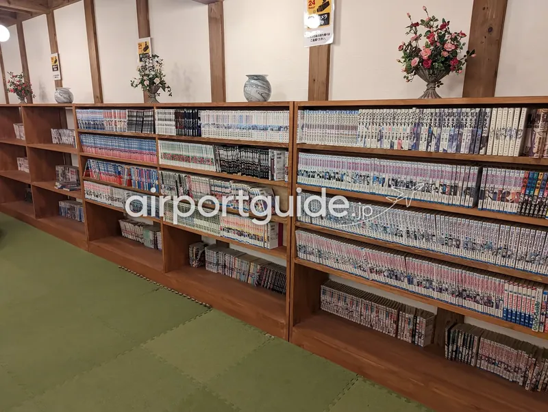 壁一面の本棚にコミックがびっしり並ぶ漫画コーナー。