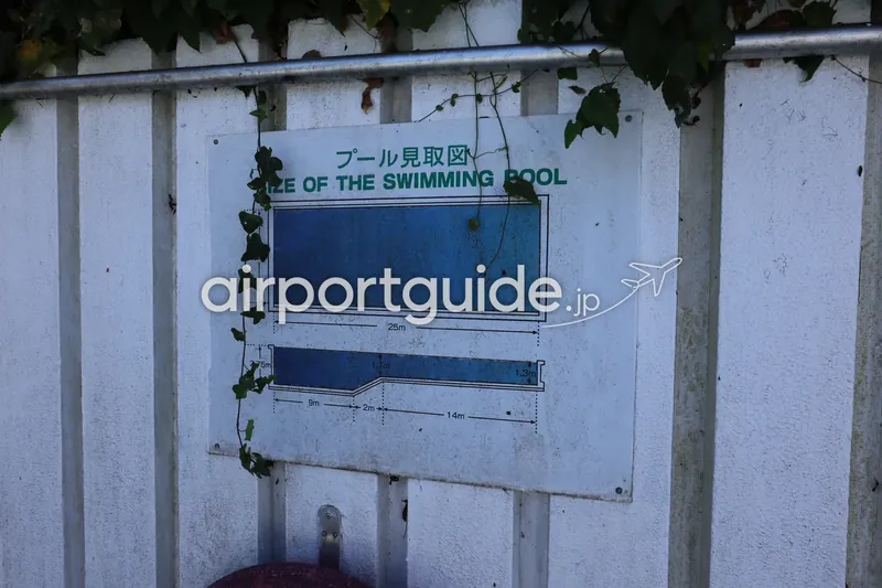 ホテル屋外プールの寸法案内板『プール見取図 / SIZE OF THE SWIMMING POOL』。