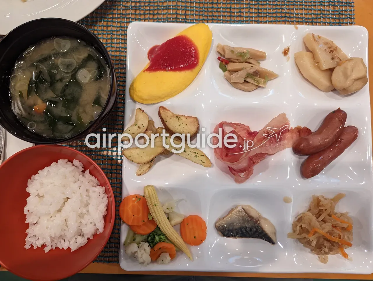 湯楽城の朝食ビュッフェで取り分けた和洋折衷のワンプレート。ご飯と味噌汁付き。