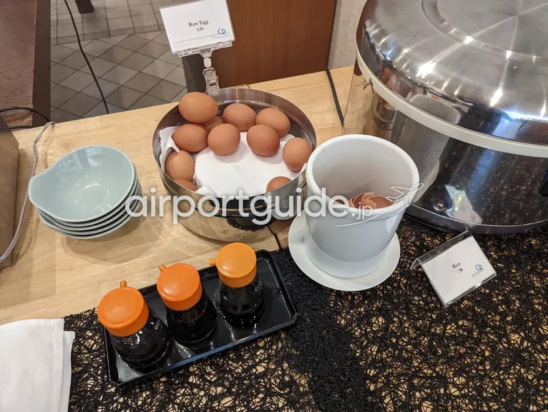 ホテル朝食の生卵（卵かけご飯用）コーナー。