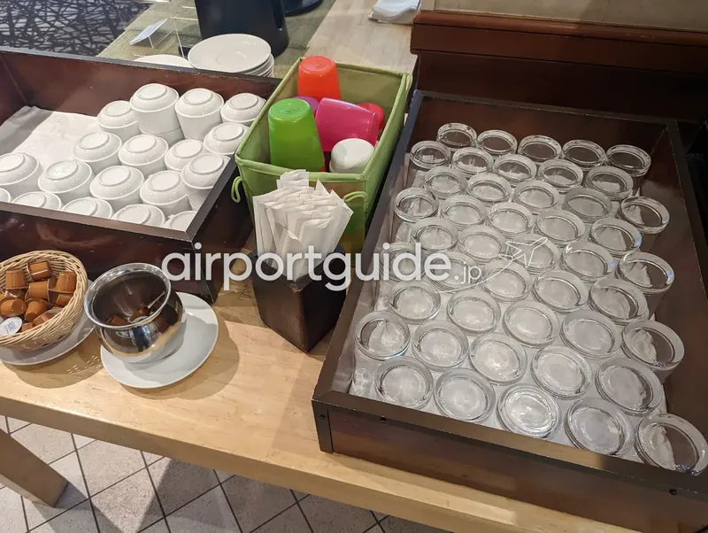 ホテル朝食のグラス・カップ・砂糖などのコーナー。
