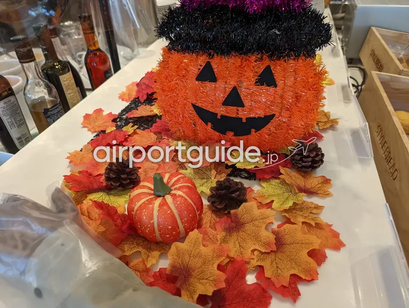 カウンターに置かれたハロウィン装飾。