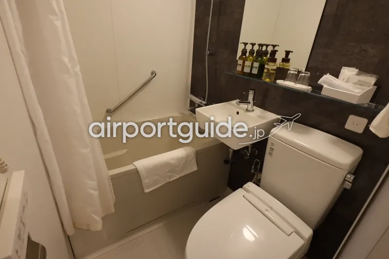 ホテル客室のユニットバス。浴槽・洗面台・温水洗浄便座が一体。