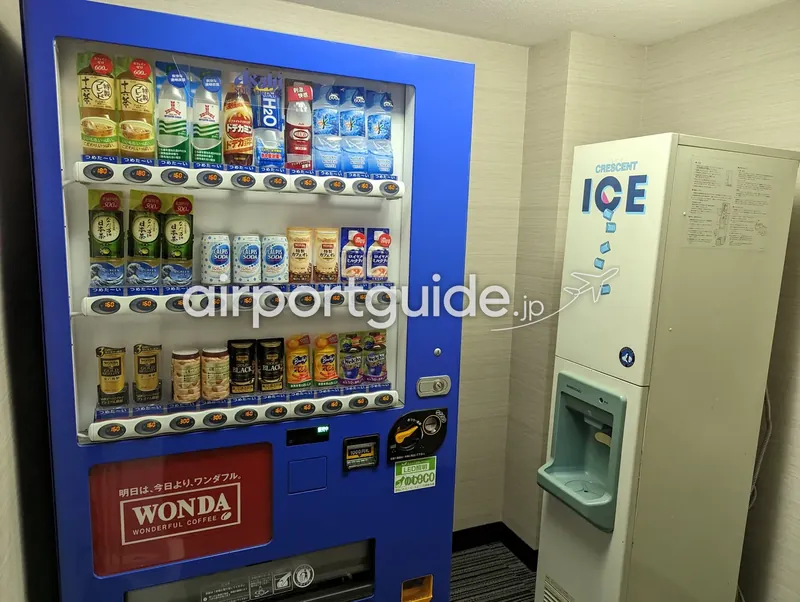 ホテル館内の自動販売機コーナー。飲料の自販機と製氷機が並ぶ。