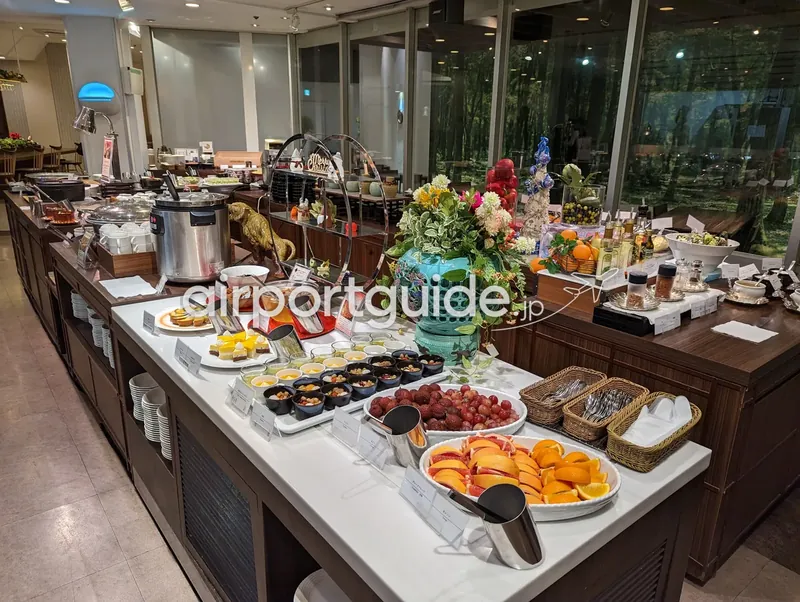 ホテルの朝食ビュッフェ会場の全景。奥は森が見える大窓。