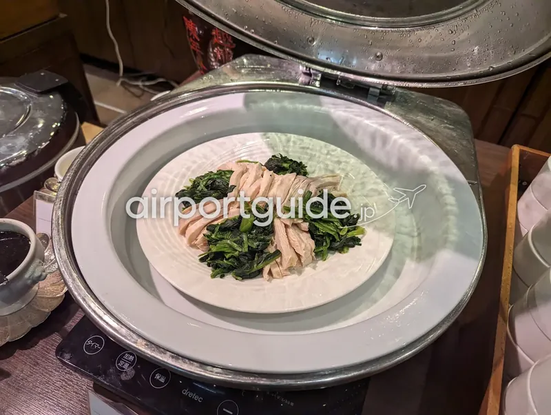 蒸し鶏とほうれん草の皿。