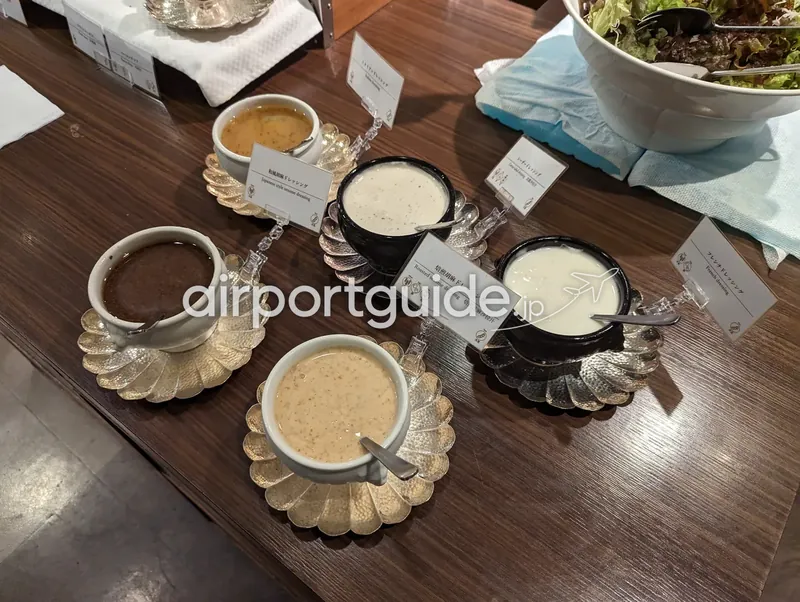 サラダ用ドレッシングのコーナー。和風・胡麻・フレンチなど数種のドレッシングが並ぶ。