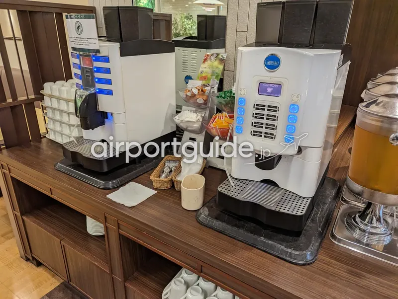 朝食会場のドリンクコーナー。全自動コーヒーマシン2台とジュースのディスペンサー。