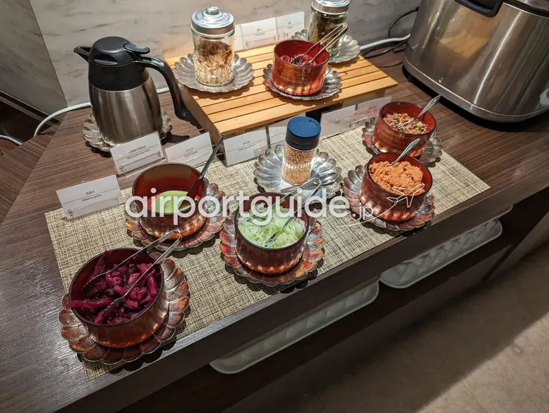 お茶漬け・とろろ用の薬味コーナー。抹茶とろろ、刻みねぎ、鮭フレーク、柴漬けなど。