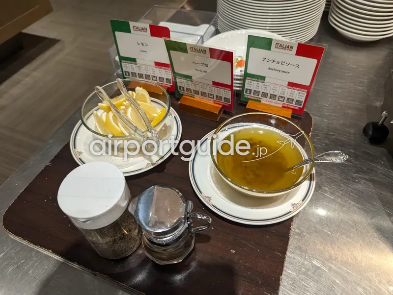 薬味・調味料コーナー。レモンやアンチョビソース。