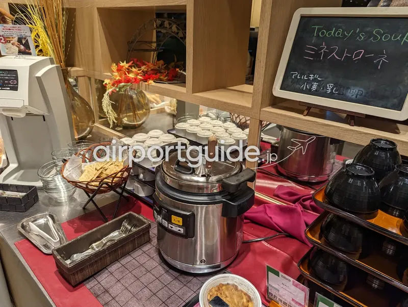 スープコーナー。保温ジャーの上に「Today's Soup ミネストローネ」の黒板が置かれている。