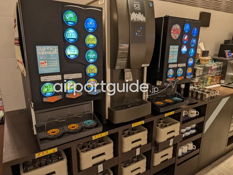 セルフのソフトドリンクディスペンサーと製氷機。ボタン式の各種ジュース・炭酸が並ぶ。