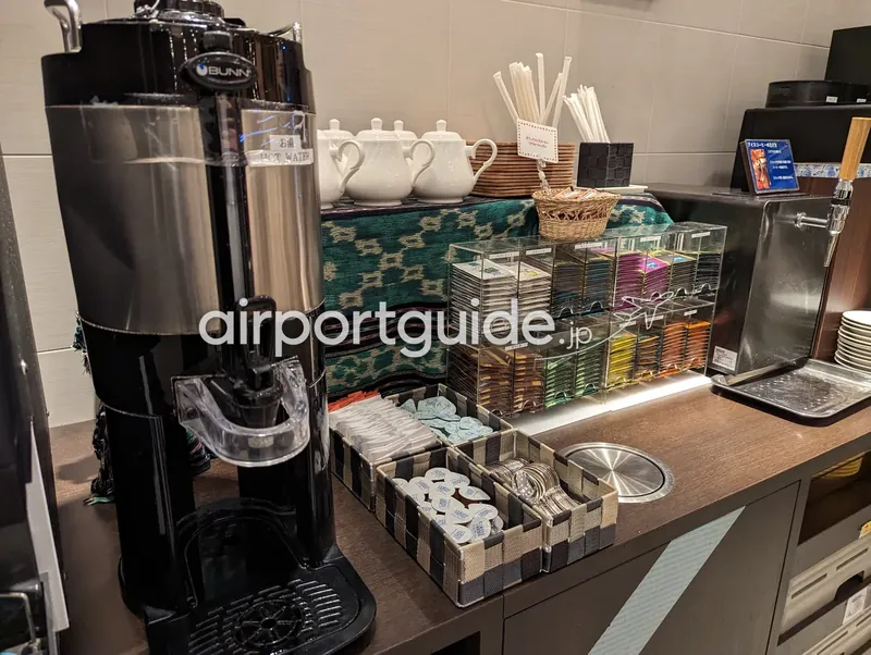 ドリンクコーナーのお茶・お湯のサーバー。各種ティーバッグが並ぶ。