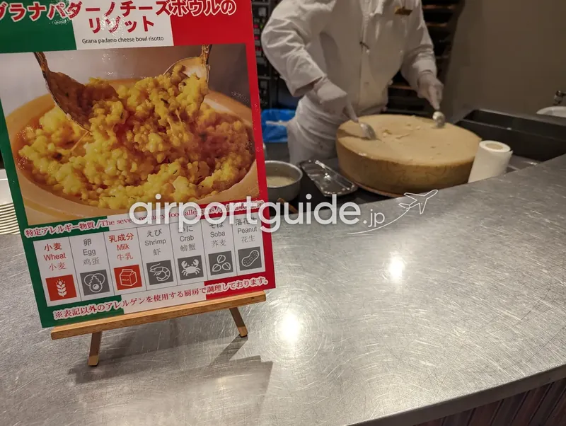 ライブキッチンのリゾット実演。大きなチーズホイールの上で仕上げてくれる。