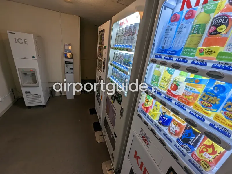ホテルの自販機コーナー。製氷機（ICE）と飲料の自動販売機が並ぶ。