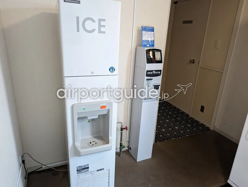 ホテル廊下の製氷機（HOSHIZAKI ICE）と有料放送視聴券の販売機。