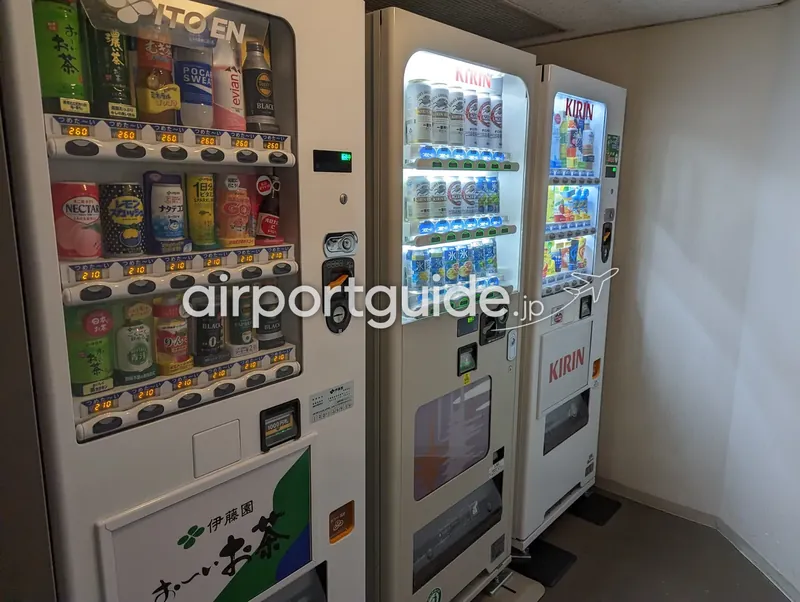 ホテルの飲料自販機が3台並ぶコーナー。伊藤園とKIRINのドリンク自販機。