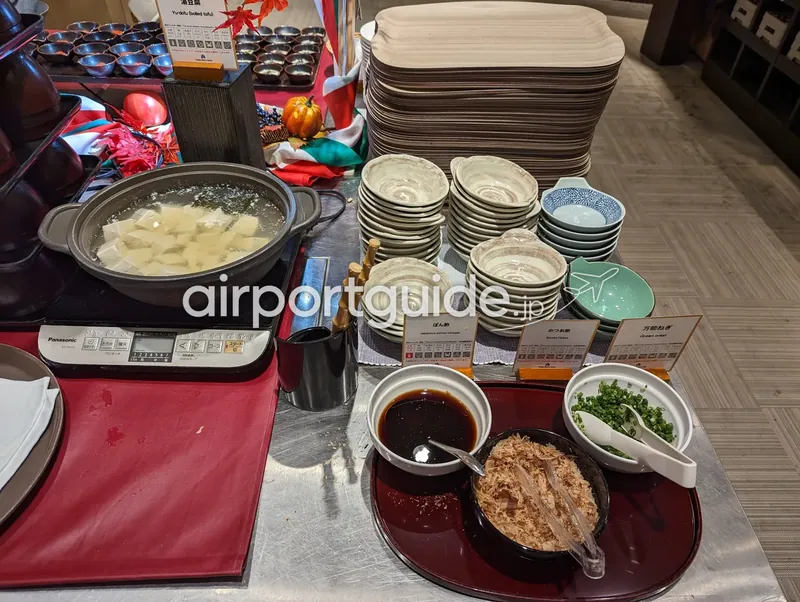 ホテル朝食の湯豆腐コーナー。土鍋の湯豆腐とポン酢・かつお節・ねぎの薬味。
